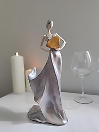 Gümüş Esintili Şıklığın Silüeti Şaraplık